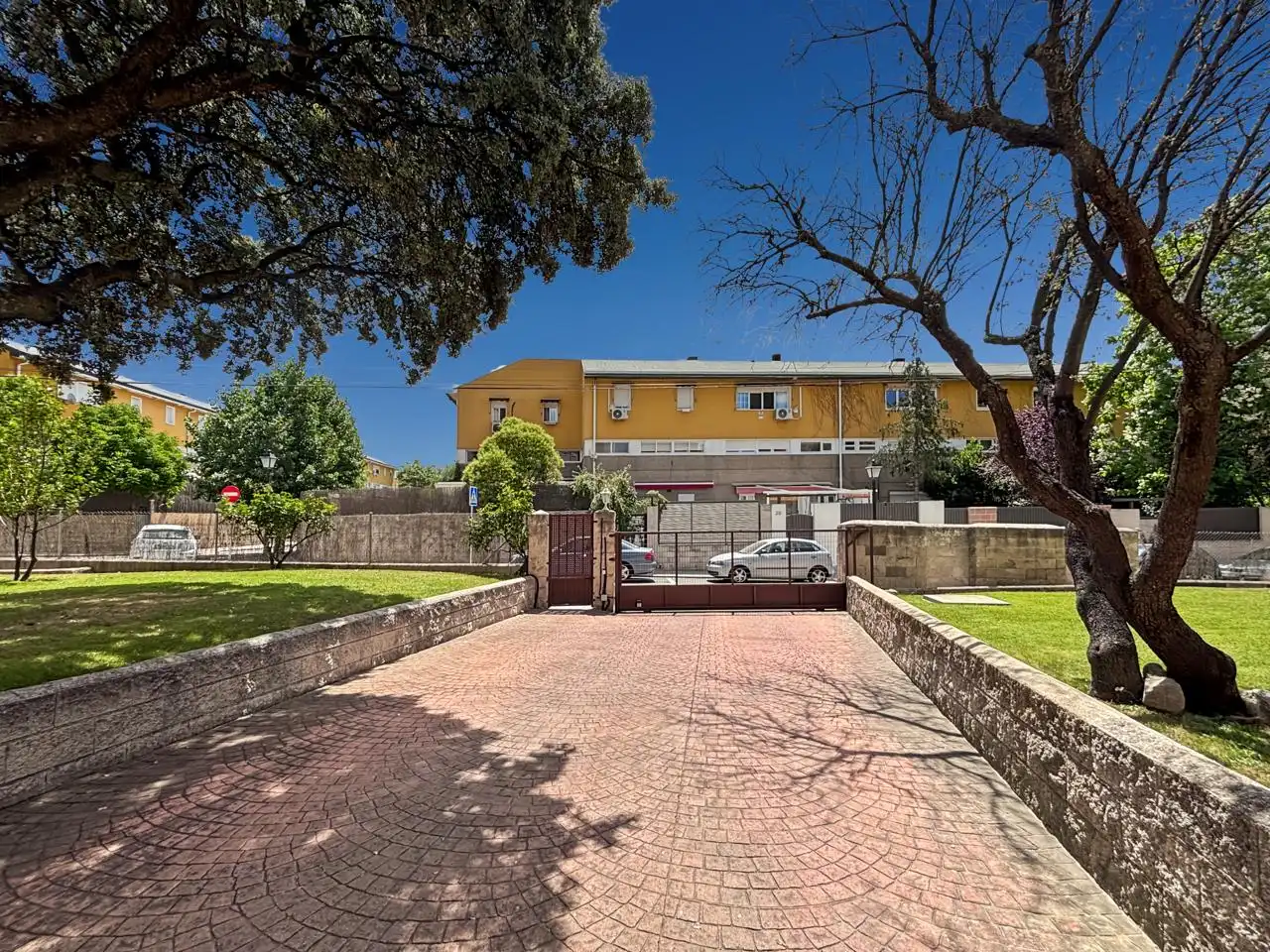 Außenansicht von Wohnung zum Verkauf in El Escorial mit Heizung, Terrasse und Abstellraum