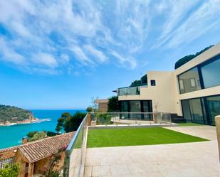 Vista exterior de Casa o xalet de lloguer en Lloret de Mar amb Aire condicionat, Calefacció i Jardí privat