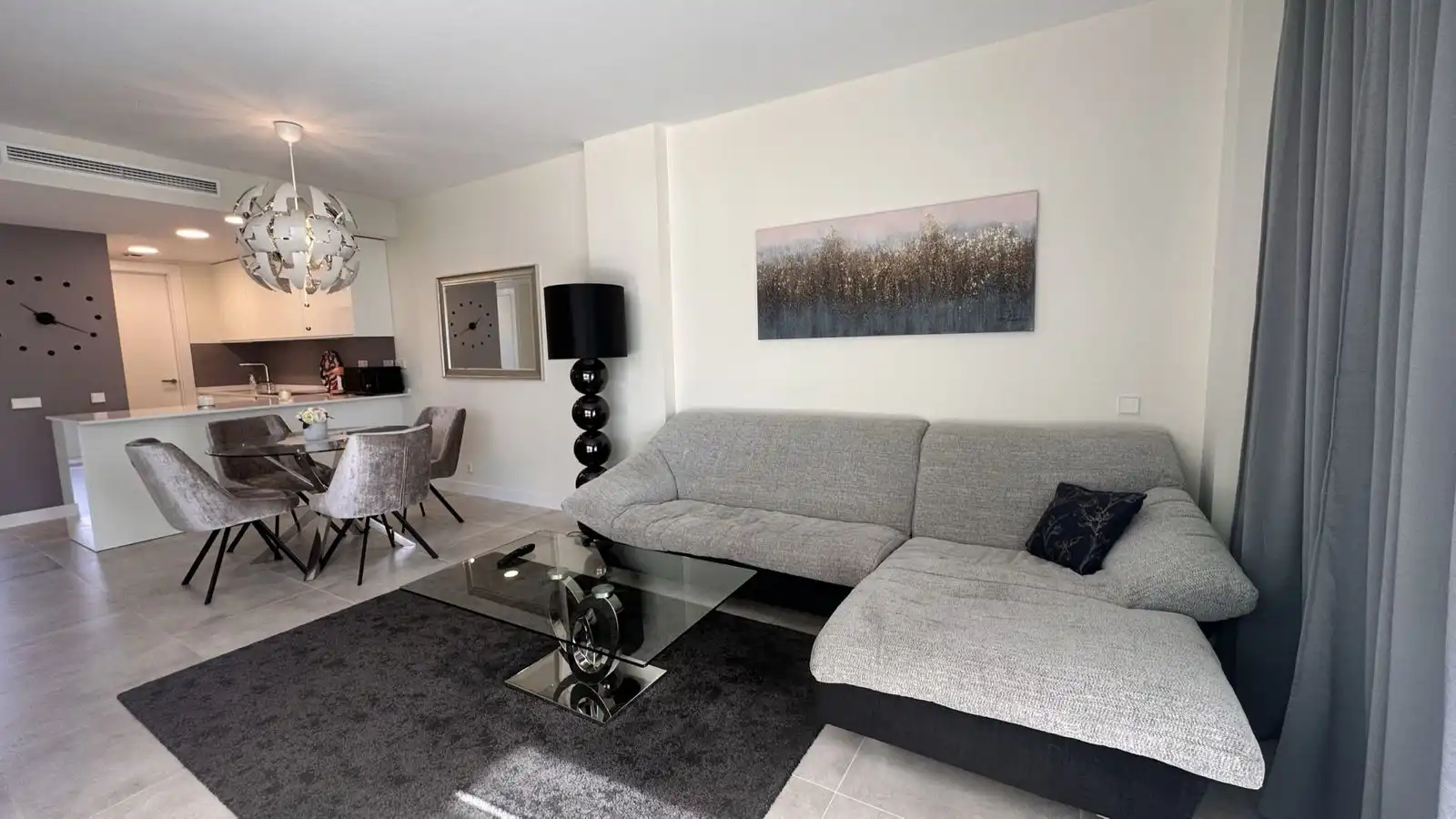 Sala de estar de Piso de alquiler en Estepona con Aire acondicionado, Terraza y Amueblado
