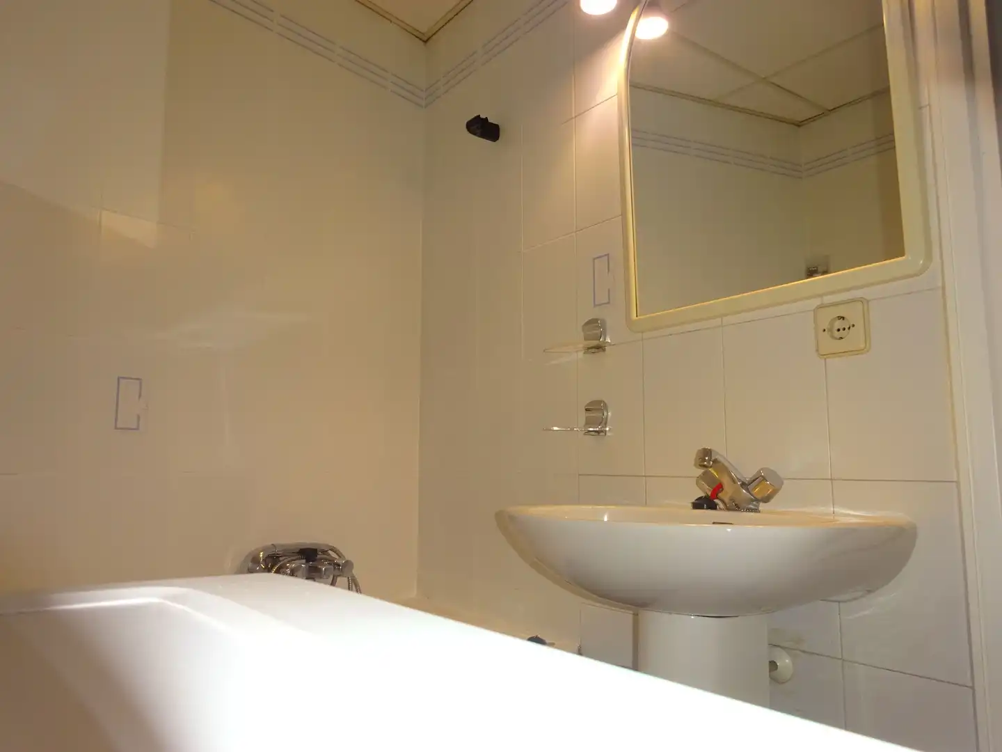 Bathroom of Study for rent in Sevilla  with Air Conditioner, Heating and Washing machine