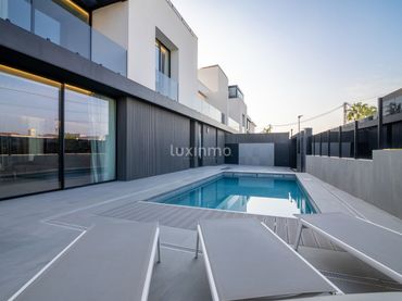 Casa aparellada amb balcó en venda a L'Albir