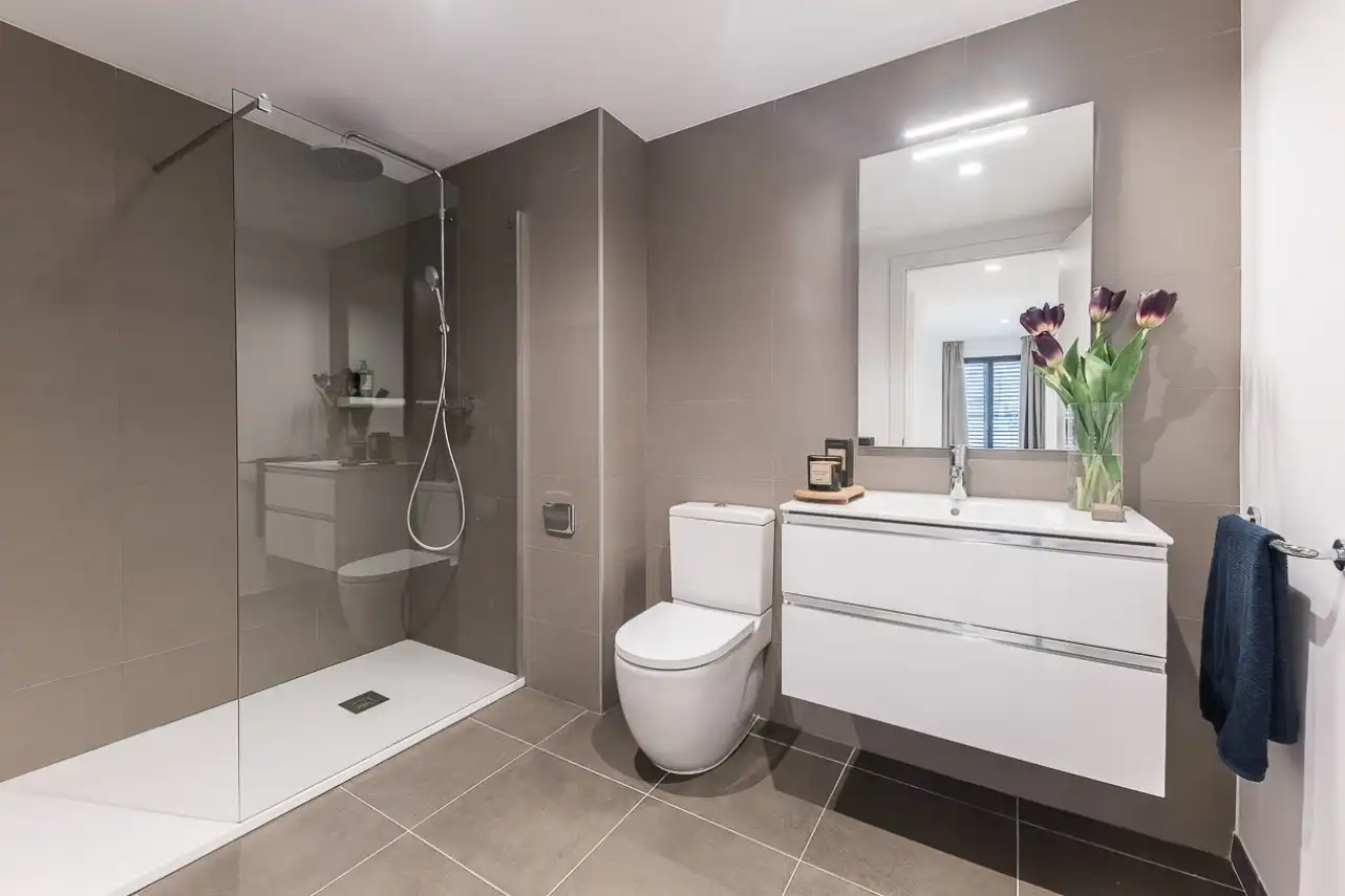 Baño de Piso de alquiler en Barcelona con Aire acondicionado, Calefacción y Amueblado