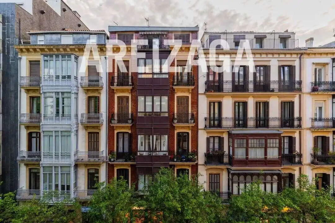 Vista exterior de Pis en venda en Donostia - San Sebastián  amb Calefacció i Balcó