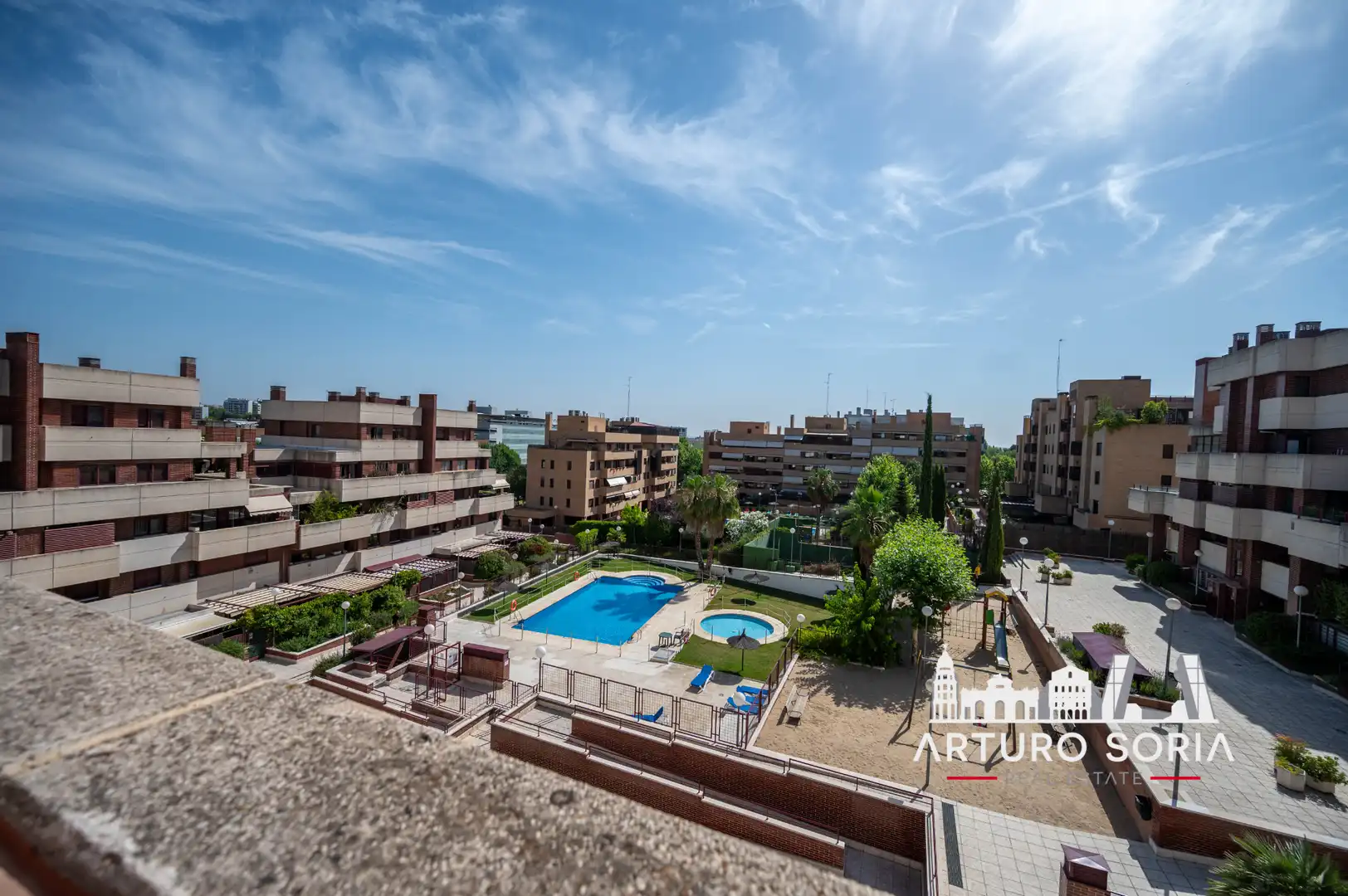 Vista exterior de Àtic de lloguer en La Moraleja amb Terrassa i Piscina comunitària