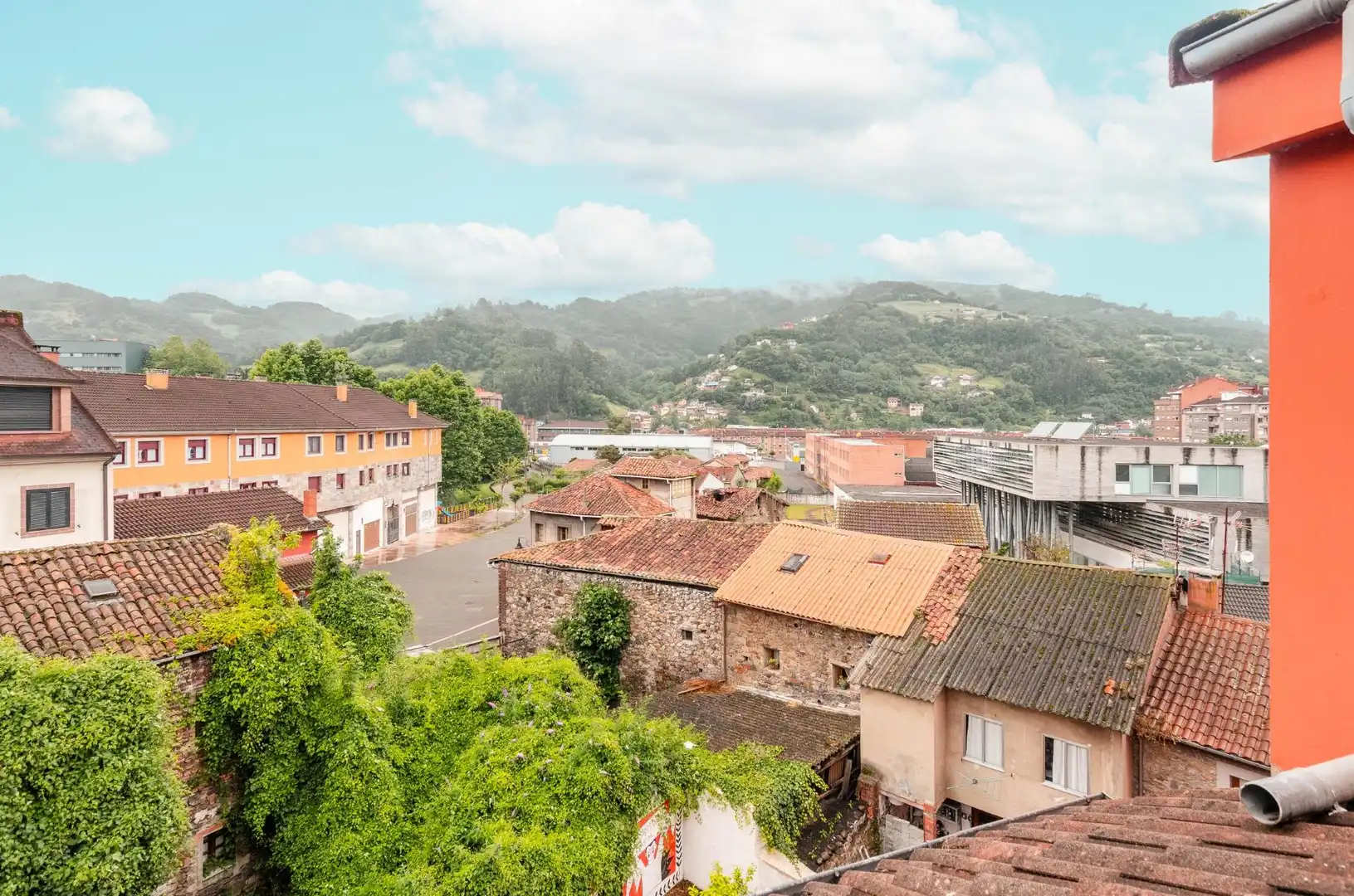 Vista exterior de Piso en venta en Mieres (Asturias) con Calefacción, Amueblado y Balcón