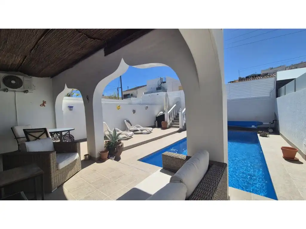 Vista exterior de Casa adosada en venda en Orihuela amb Aire condicionat, Jardí privat i Piscina
