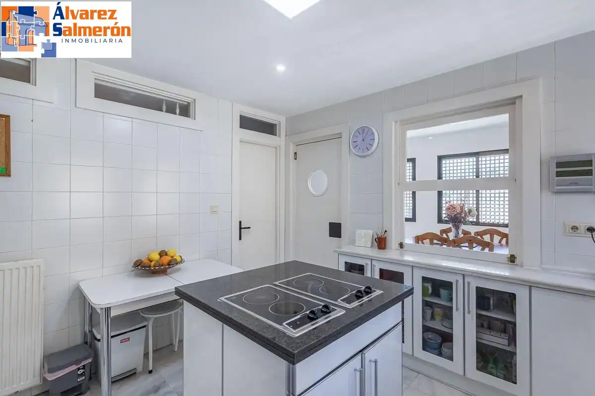 Kitchen of Houses for sale in Granada  with Air Conditioner, Terrace and Storage room