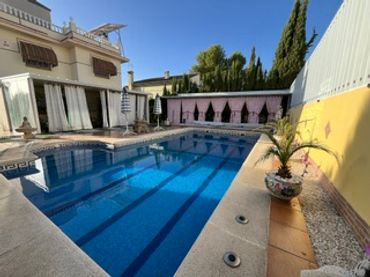 Chalet con piscina en venta en Loma Verde