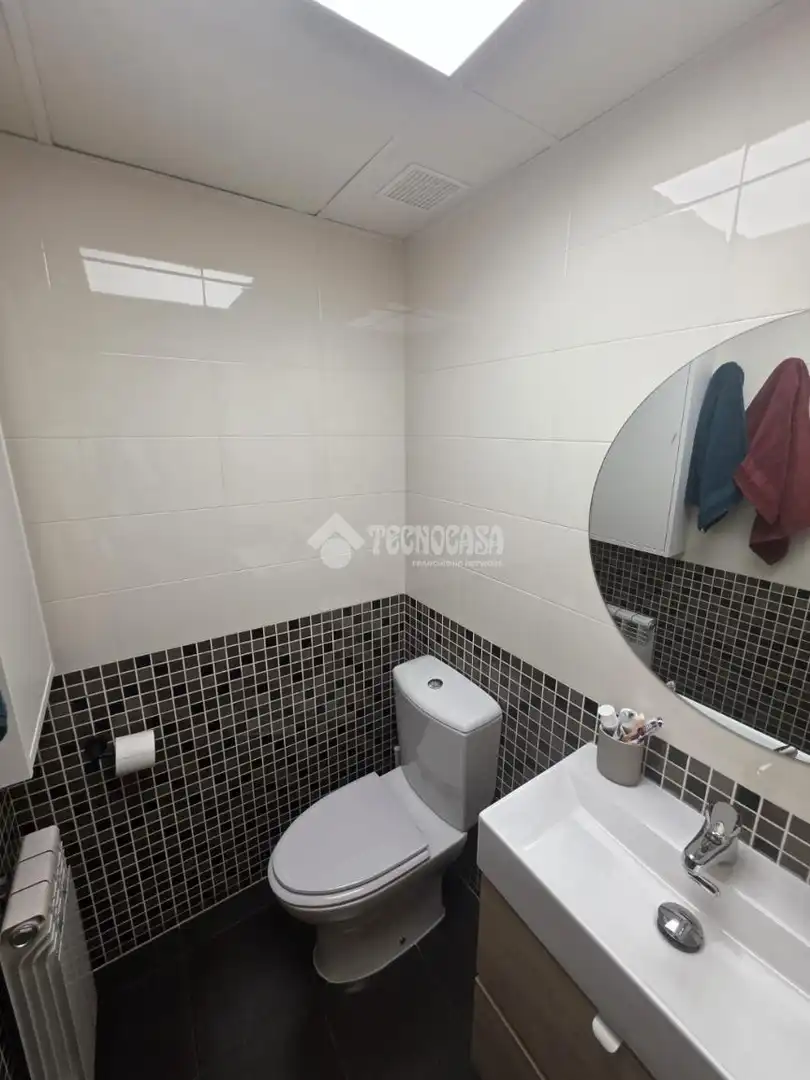 Bathroom of Flat for sale in Cadrete  with Air Conditioner, Heating and Terrace