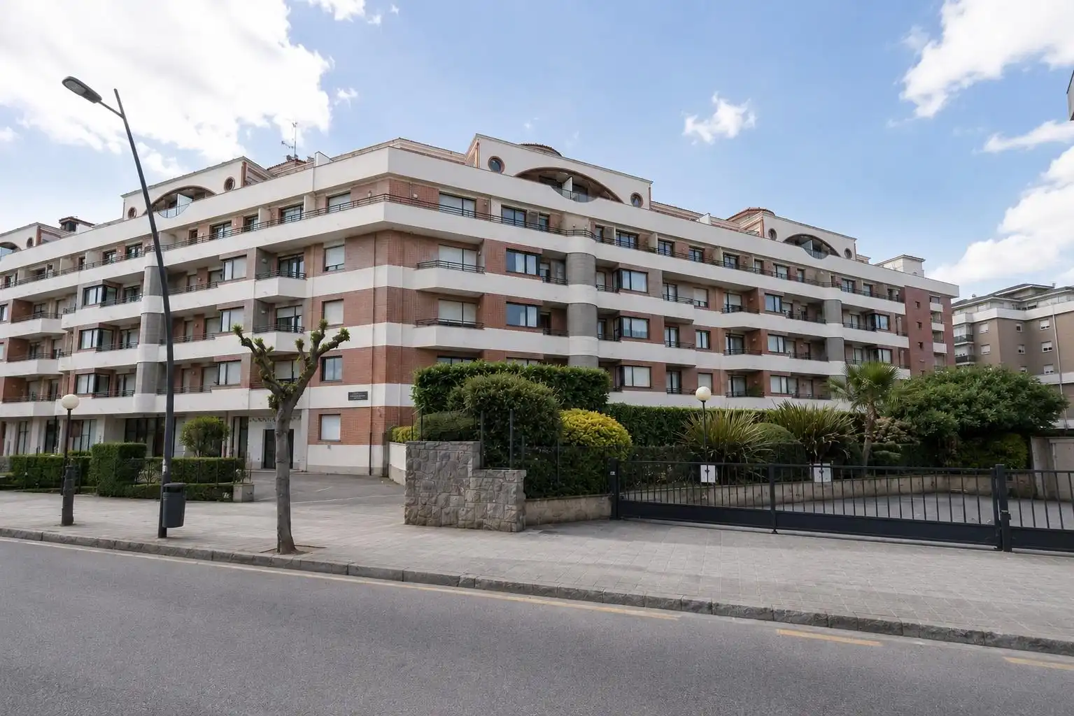 Vista exterior de Piso en venta en Castro-Urdiales con Calefacción, Terraza y Piscina comunitaria
