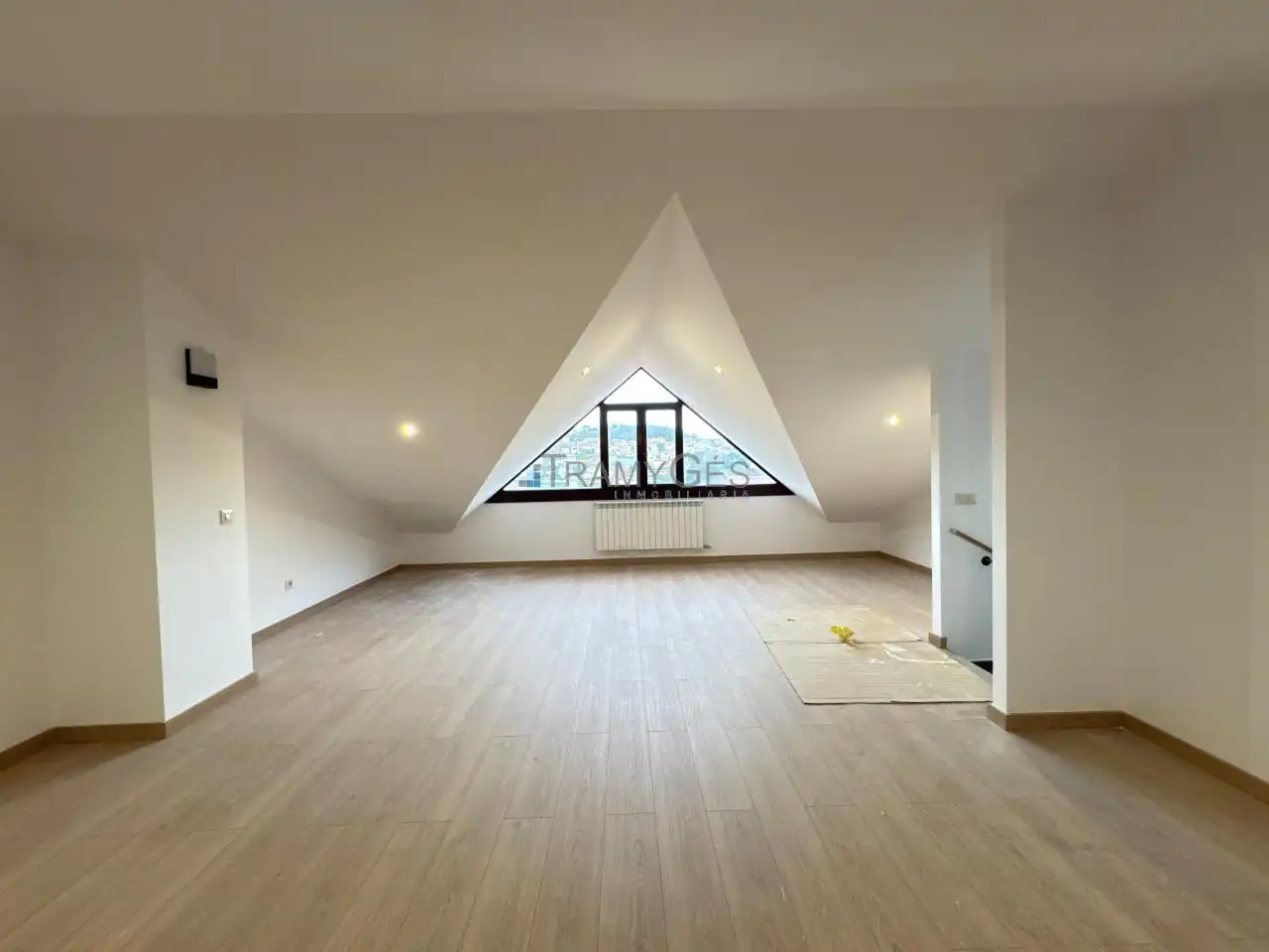 Casa adosada en venta en Vigo  con Calefacción, Jardín privado y Terraza
