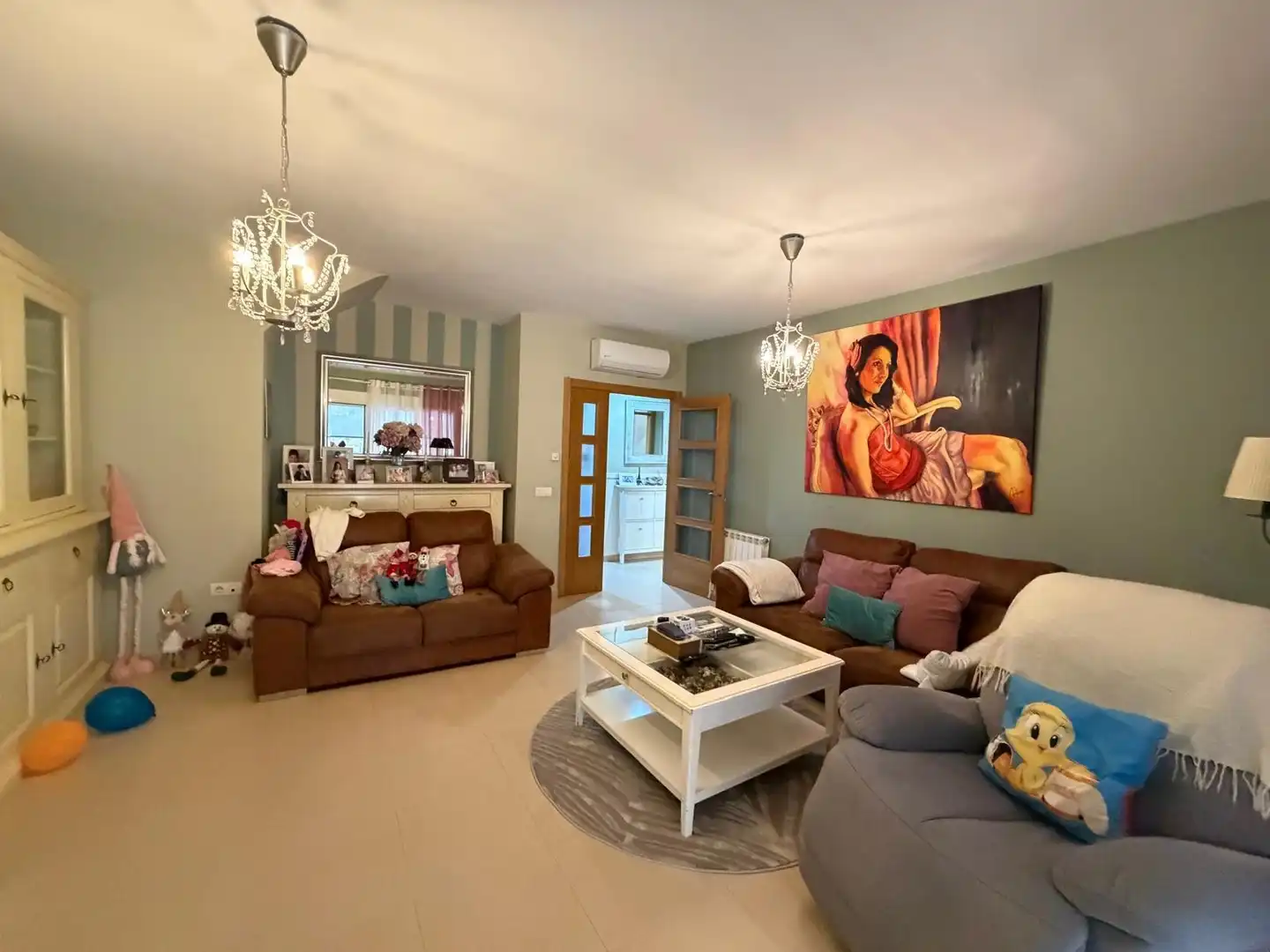 Sala de estar de Casa adosada en venta en Quintanar de la Orden con Aire acondicionado, Calefacción y Jardín privado