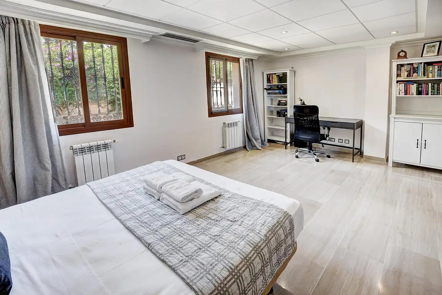 Dormitori de Casa o xalet en venda en Benalmádena amb Aire condicionat, Jardí privat i Terrassa