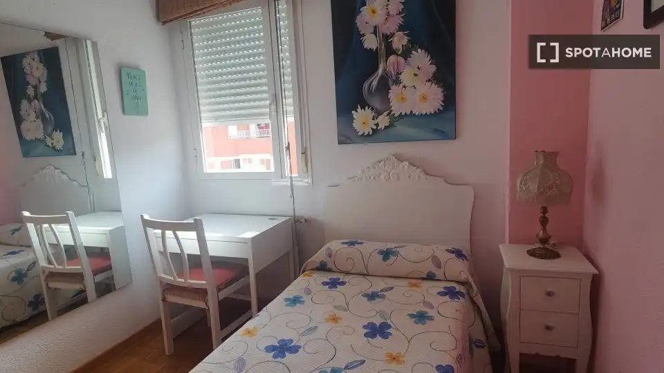 Bedroom of Flat for share in Madrid  with Air Conditioner, Heating and Terrace