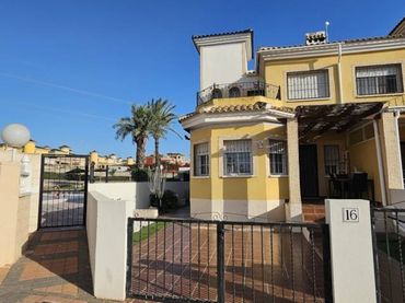 Xalet amb balcó en venda a Algorfa