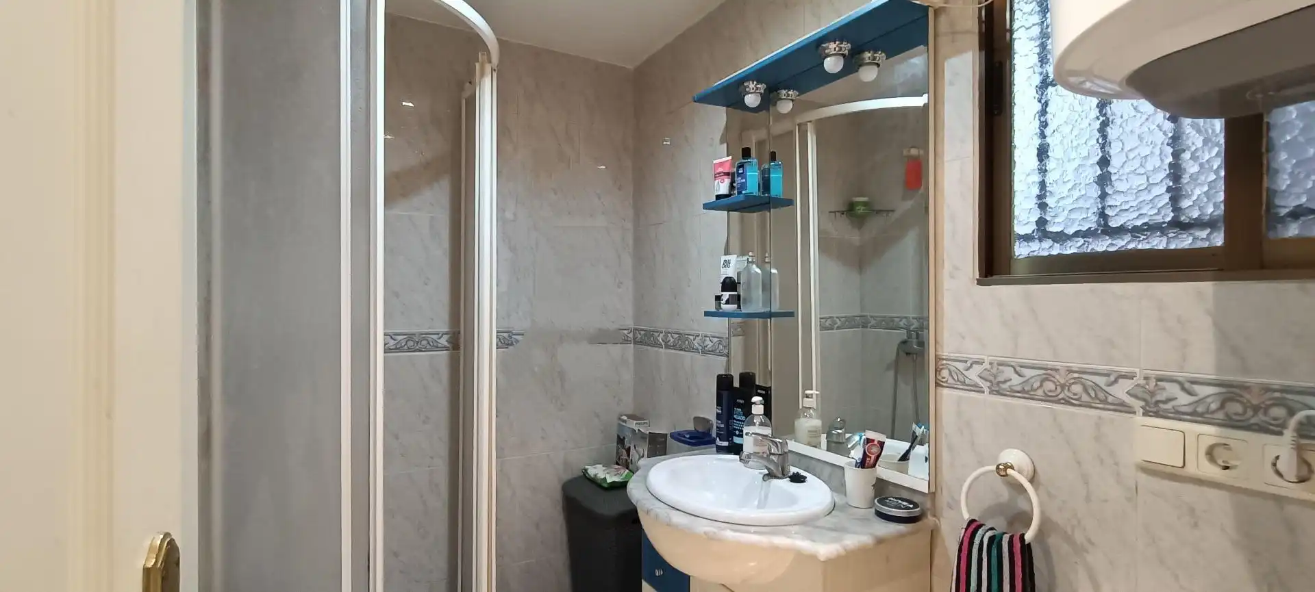 Baño de Apartamento en venta en Benidorm con Jardín privado, Amueblado y Piscina comunitaria