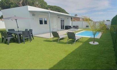 Vista exterior de Casa o xalet de lloguer en Chiclana de la Frontera amb Aire condicionat i Piscina