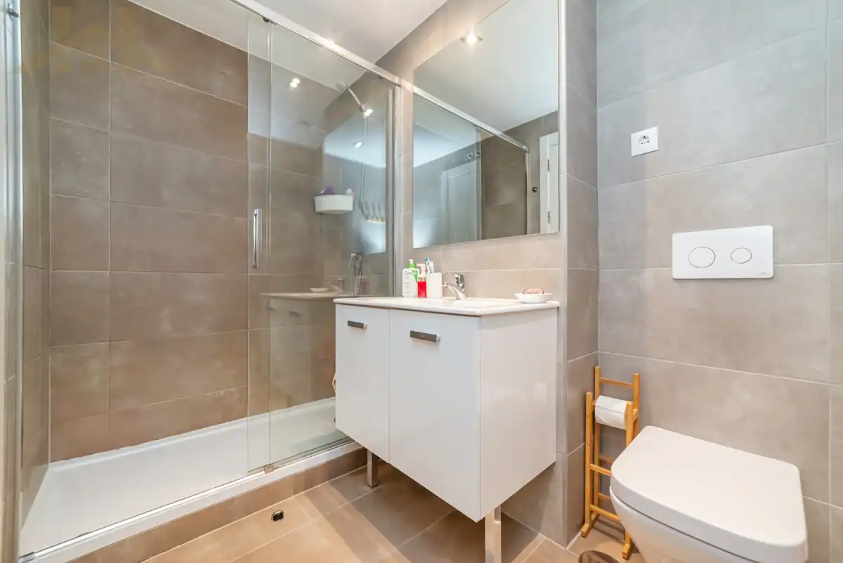 Bathroom of Flat for sale in Móstoles  with Air Conditioner, Heating and Storage room