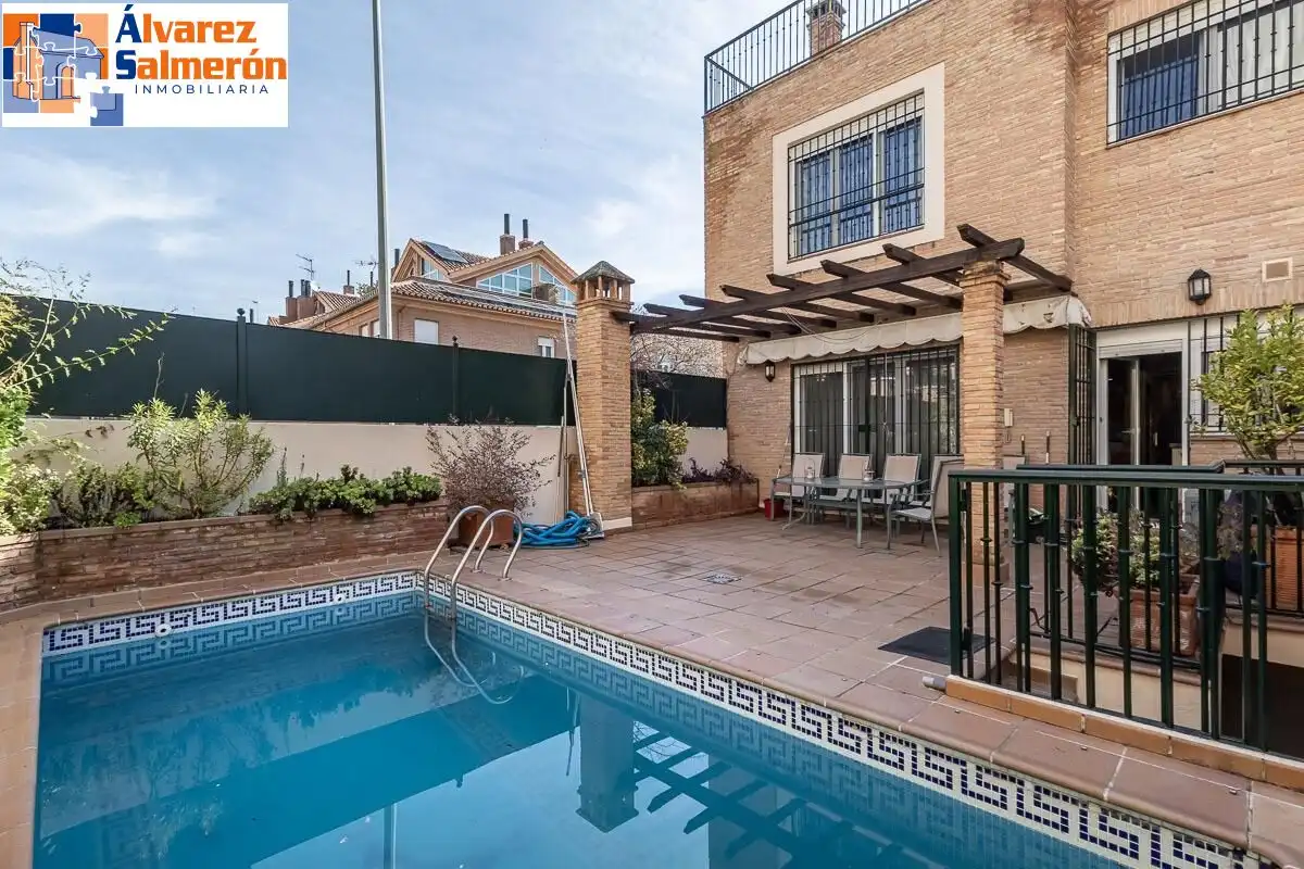 Piscina de Casa adosada en venta en  Granada Capital con Jardín privado, Terraza y Piscina
