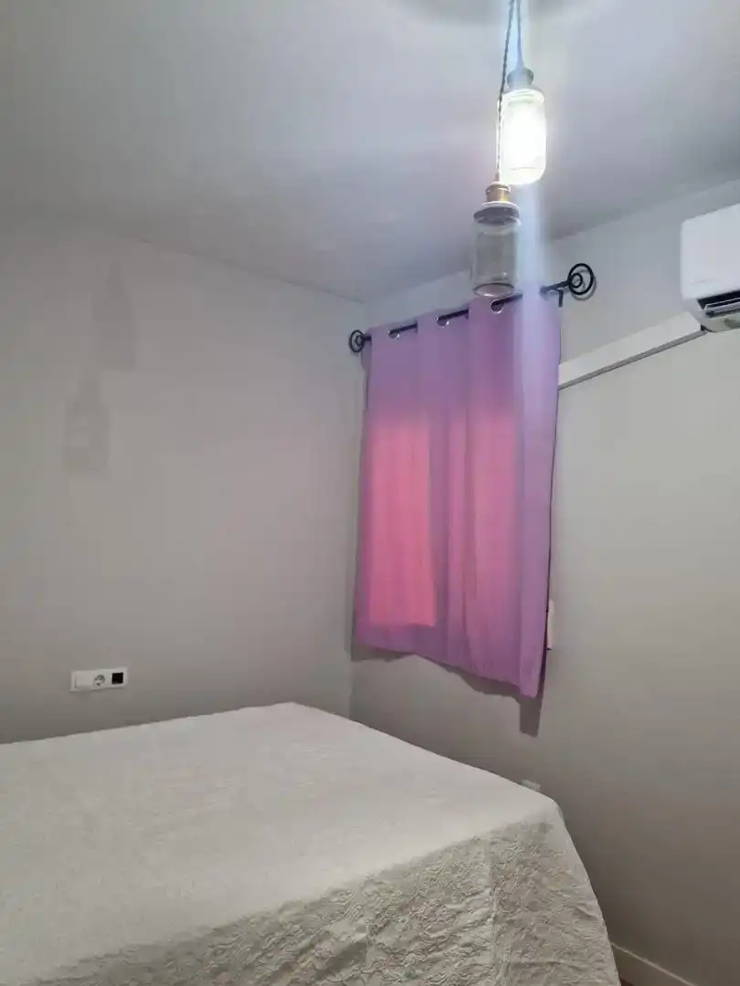 Dormitori de Apartament de lloguer en Churriana de la Vega amb Aire condicionat, Parquet i Piscina