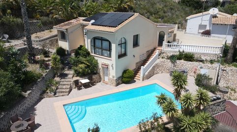 IntroduccioacutenUbicada en un enclave privado en Benissa Costa, esta villa bellamente renovada ofrece una combinacioacuten excepc