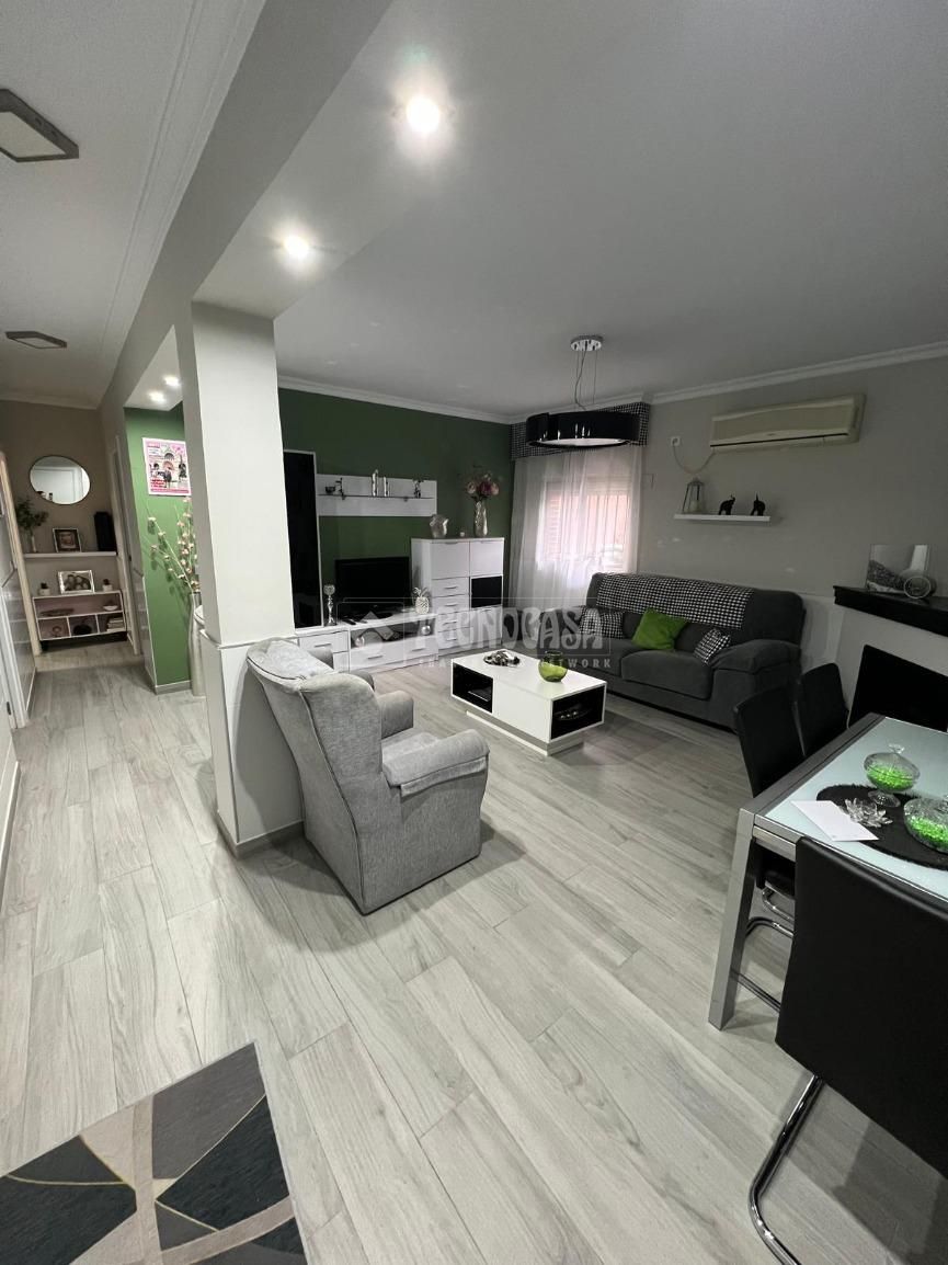 Sala d'estar de Pis en venda en  Sevilla Capital amb Aire condicionat