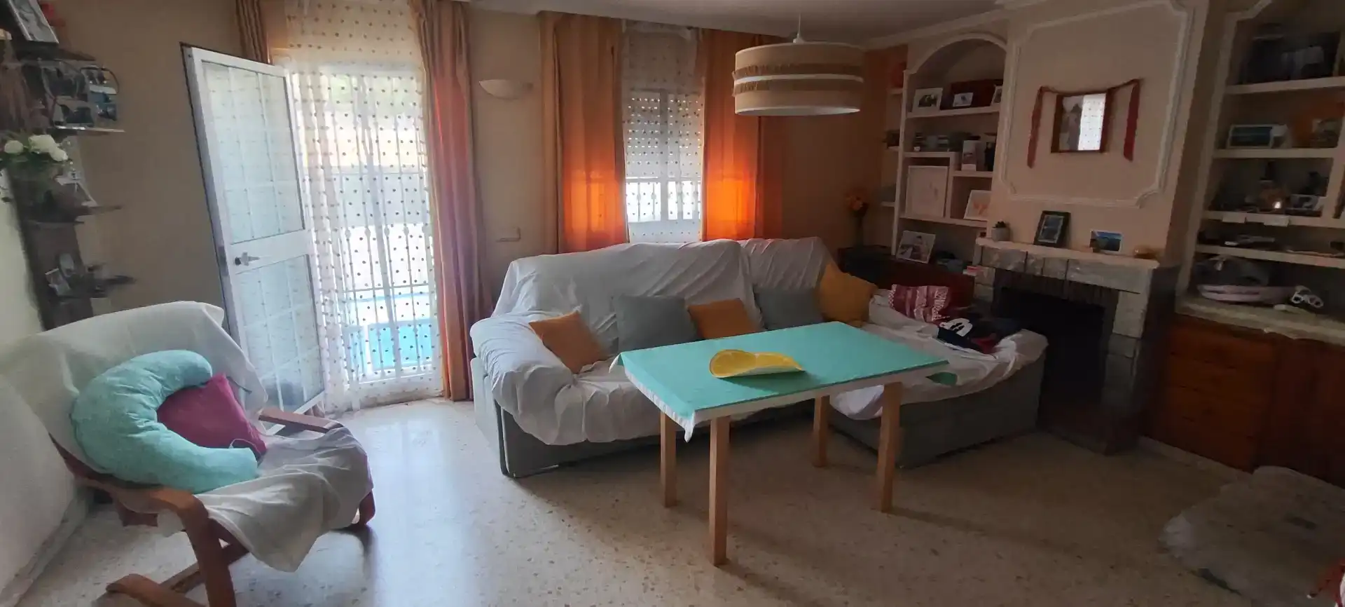 Sala d'estar de Casa adosada en venda en Algeciras amb Balcó