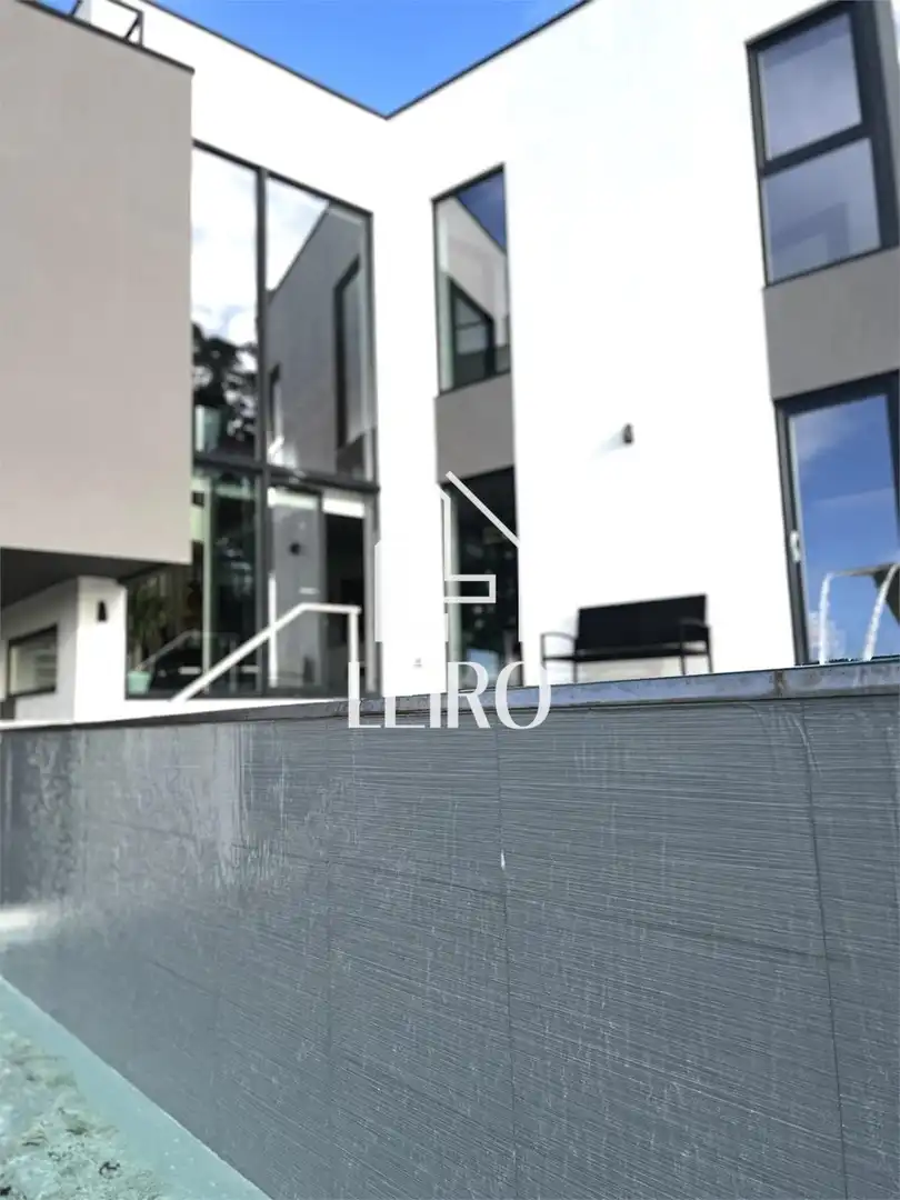 Vista exterior de Casa o xalet en venda en Vilagarcía de Arousa amb Aire condicionat, Jardí privat i Terrassa
