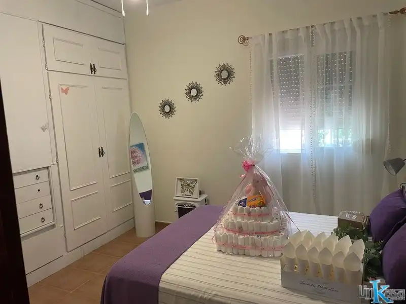 Dormitori de Casa o xalet en venda en Linares amb Jardí privat, Piscina i Moblat