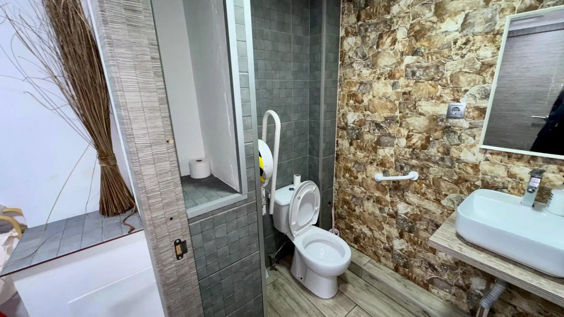 Baño de Local de alquiler en Malgrat de Mar con Aire acondicionado y Amueblado