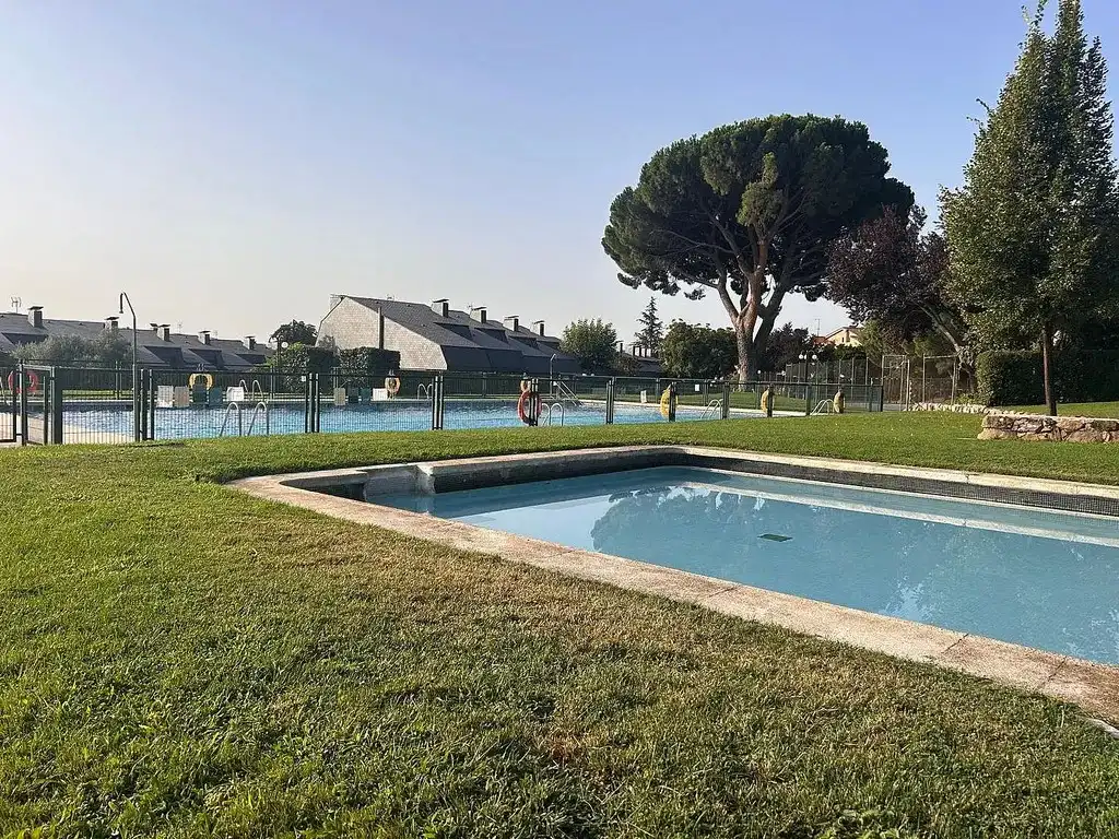 Piscina de Casa adosada en venta en El Escorial con Calefacción, Jardín privado y Parquet