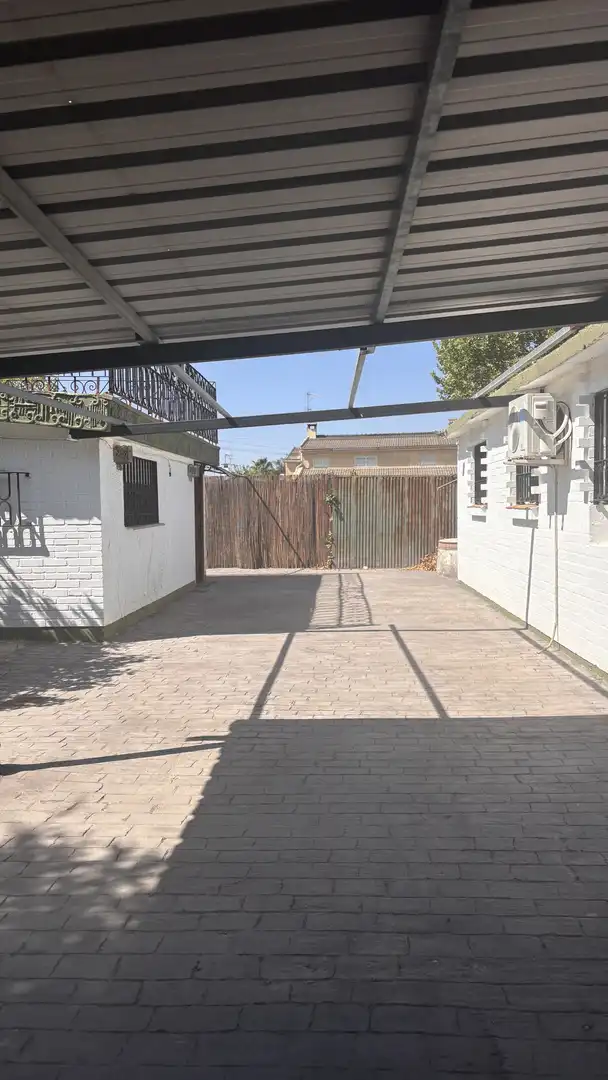 Vista exterior de Casa o xalet en venda en Escalona amb Aire condicionat, Terrassa i Piscina