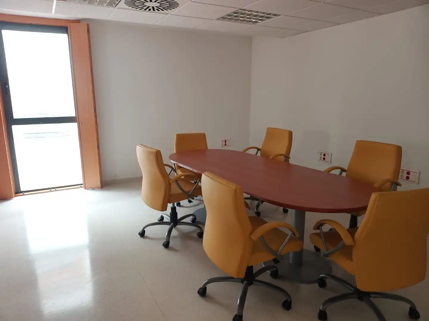 Office for rent in Alagón  with Air Conditioner, Heating and Furnished