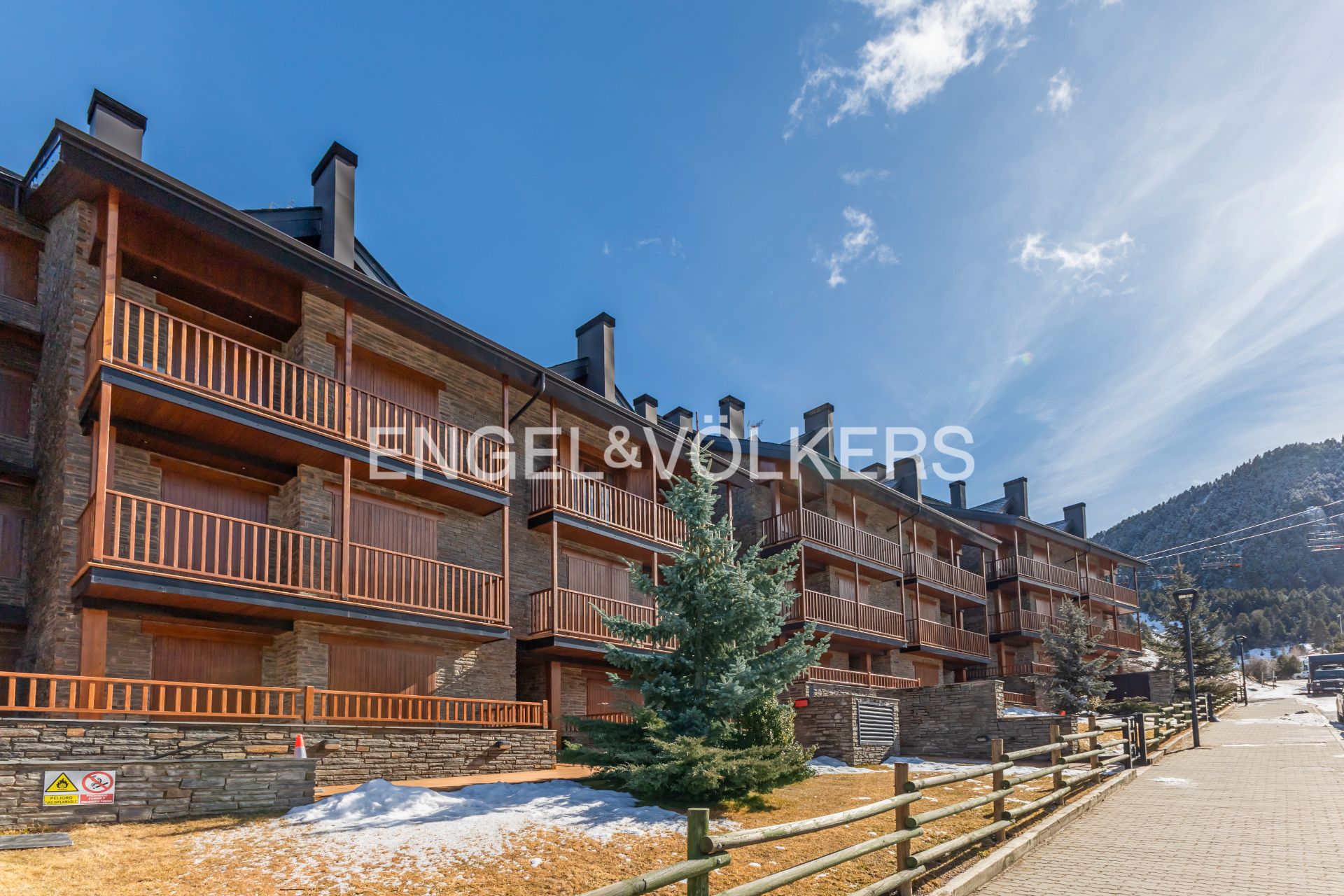 Vista exterior de Dúplex en venda en Alp amb Calefacció, Parquet i Traster