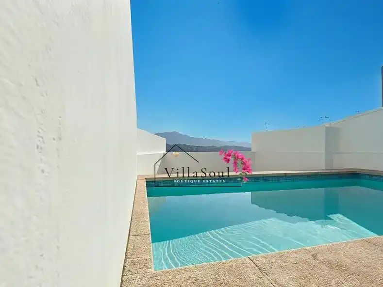 Piscina de Casa adosada en venda en Cútar, Málaga
