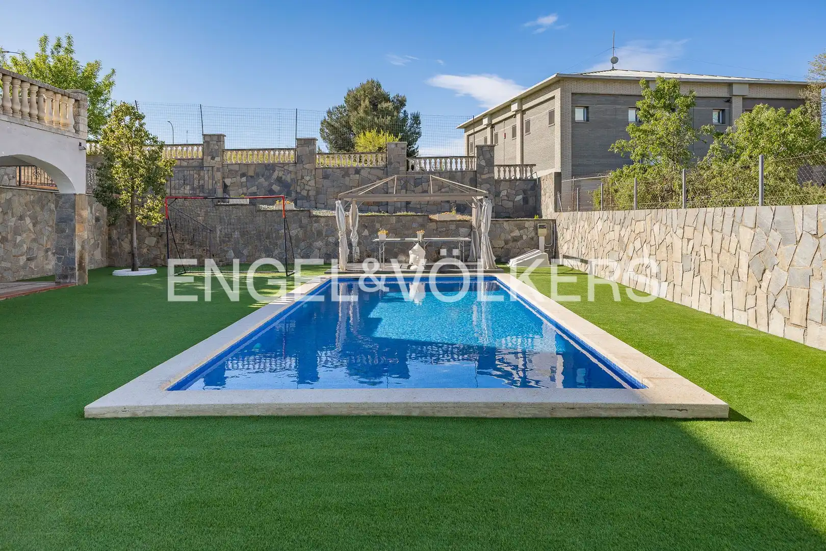 Piscina de Casa o xalet en venda en Terrassa amb Aire condicionat, Calefacció i Jardí privat