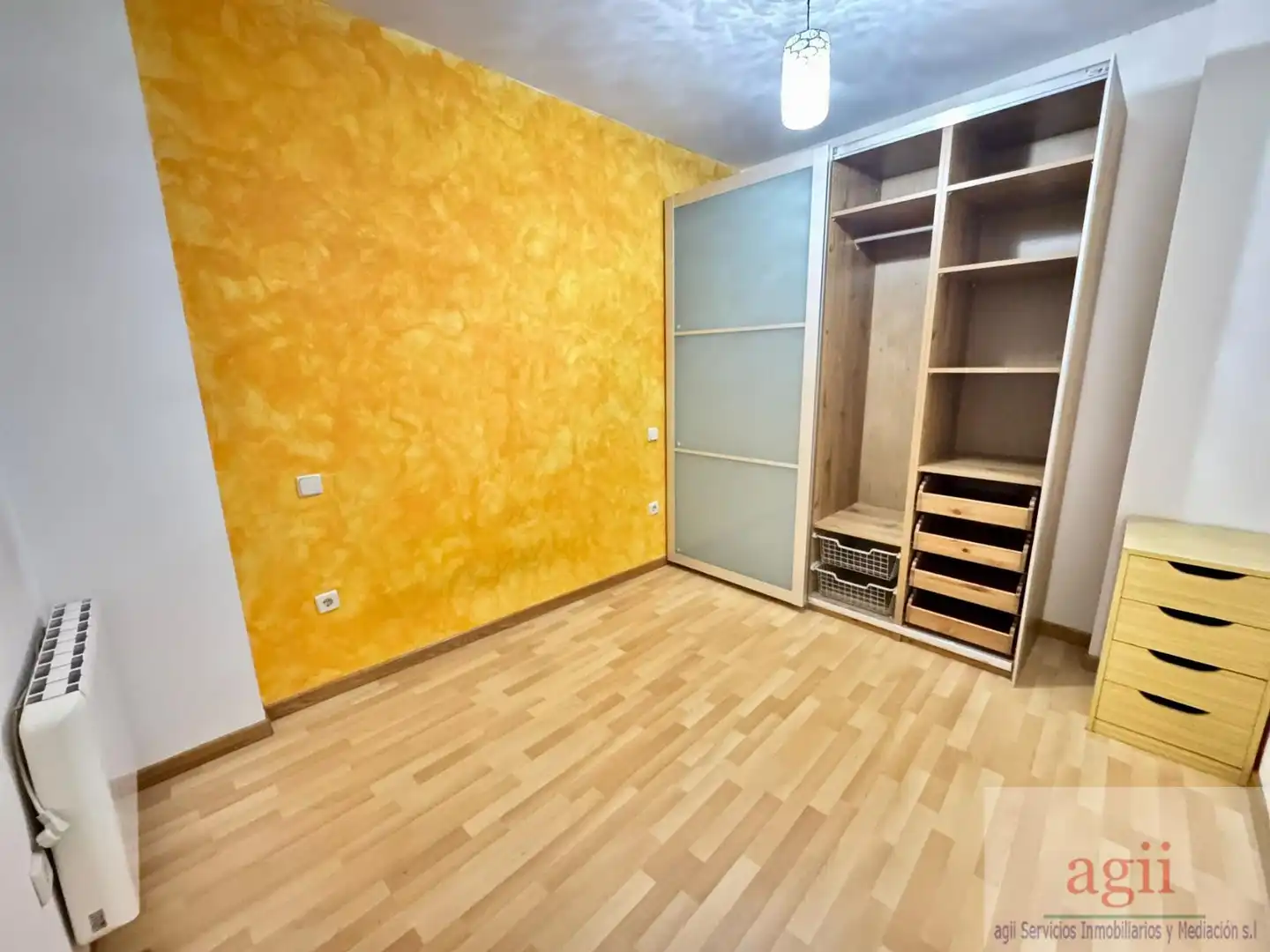 Schlafzimmer von Wohnungen zum Verkauf in Lupiana mit Parkett und Balkon