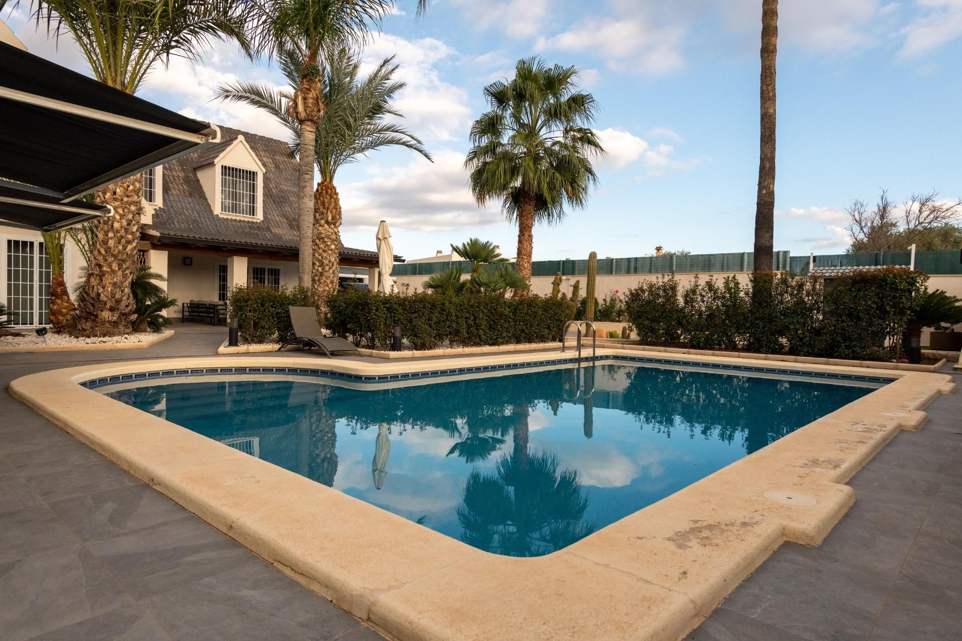 Piscina de Casa o xalet en venda en Alicante / Alacant amb Aire condicionat, Calefacció i Jardí privat