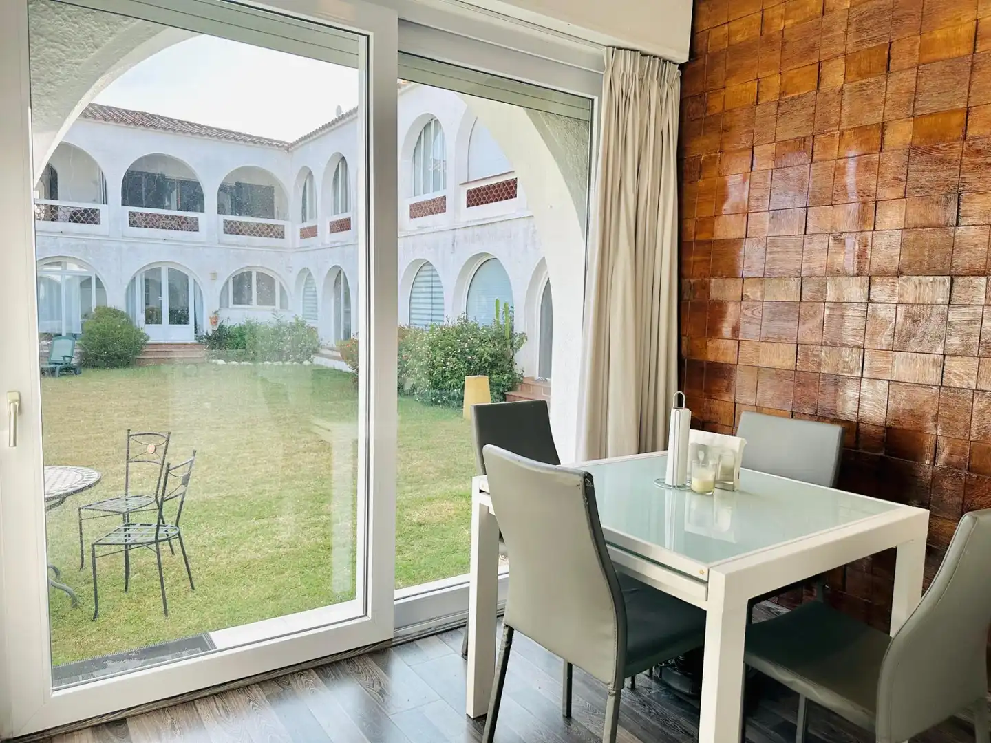 Jardí de Apartament en venda en Empuriabrava amb Aire condicionat, Jardí privat i Moblat
