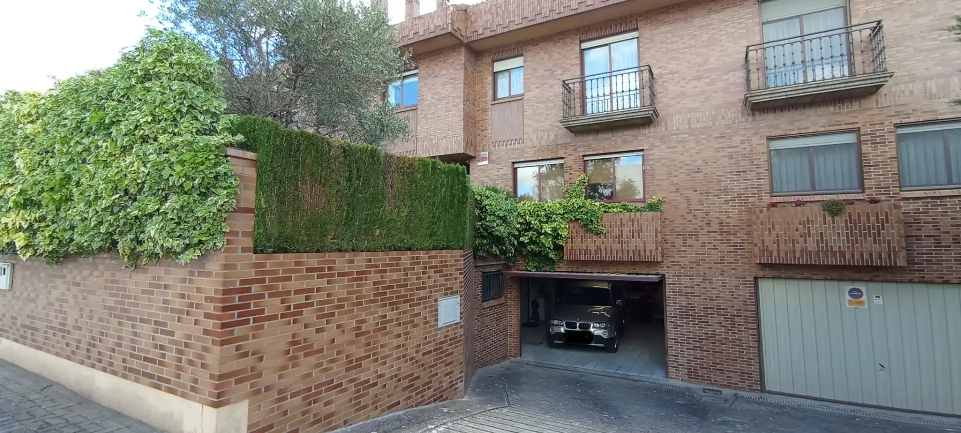 Vista exterior de Casa adosada en venda en Simancas amb Calefacció, Jardí privat i Parquet