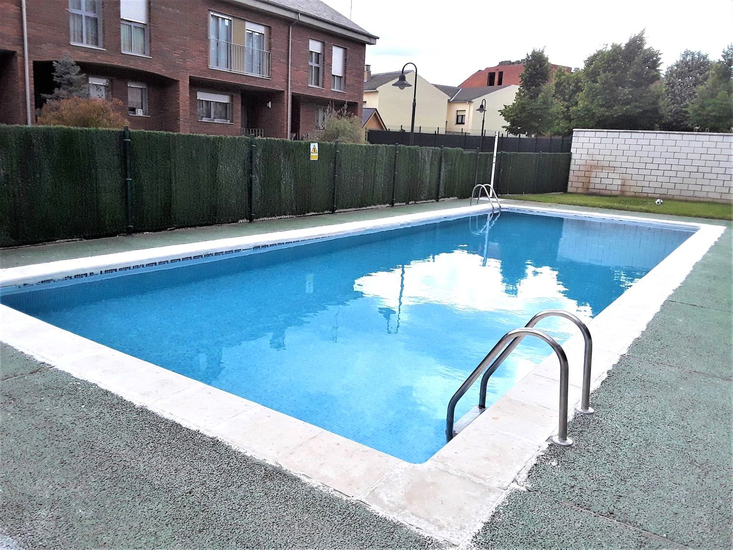 Piscina de Casa adosada en venta en San Andrés del Rabanedo con Calefacción, Parquet y Terraza