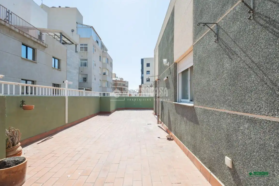Vista exterior de Piso en venta en Almería con Terraza