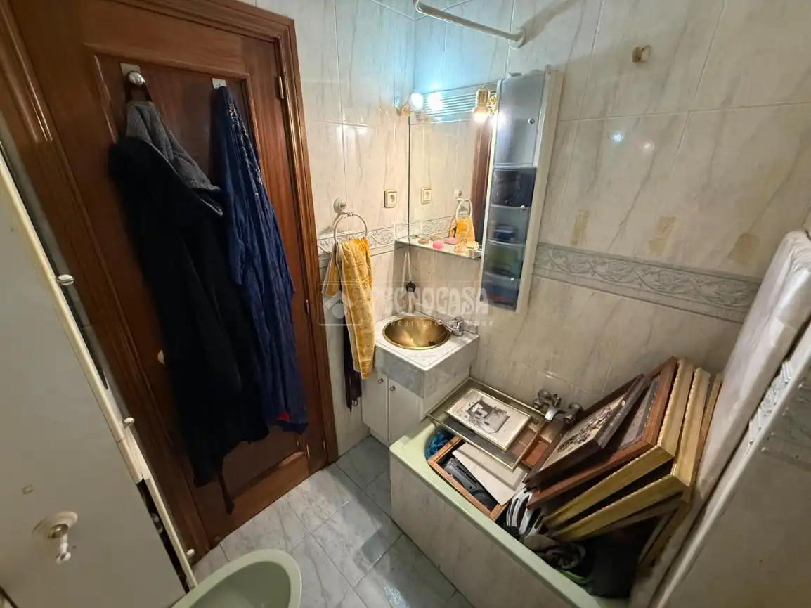 Bathroom of Flat for sale in Madrid