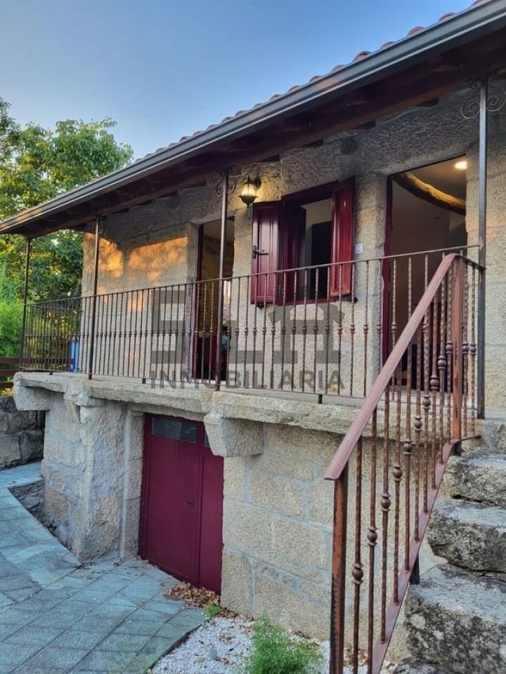 Vista exterior de Casa o xalet en venda en A Merca   amb Calefacció, Jardí privat i Terrassa