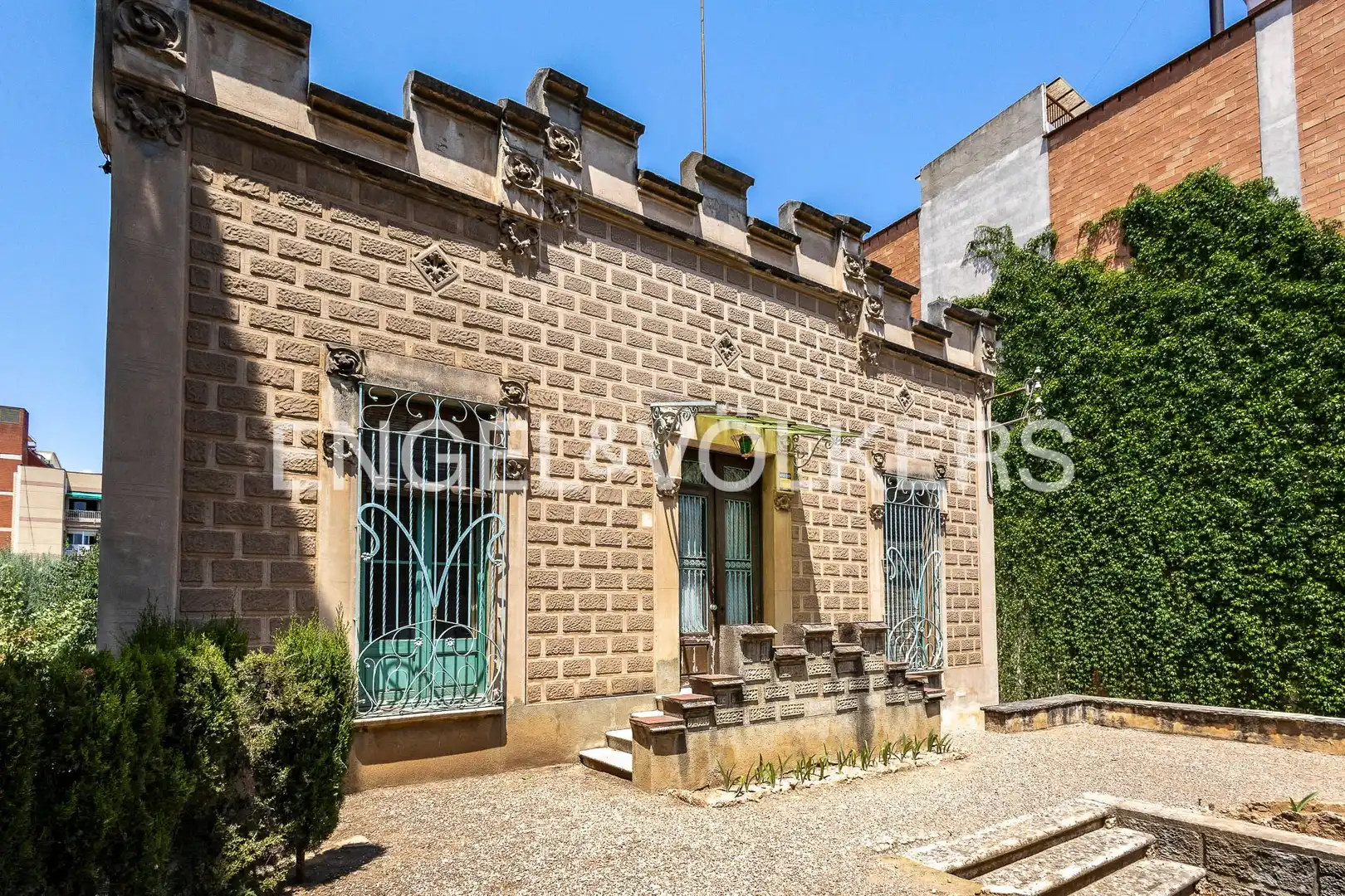 Vista exterior de Casa o chalet en venta en Sant Boi de Llobregat con Aire acondicionado, Calefacción y Jardín privado