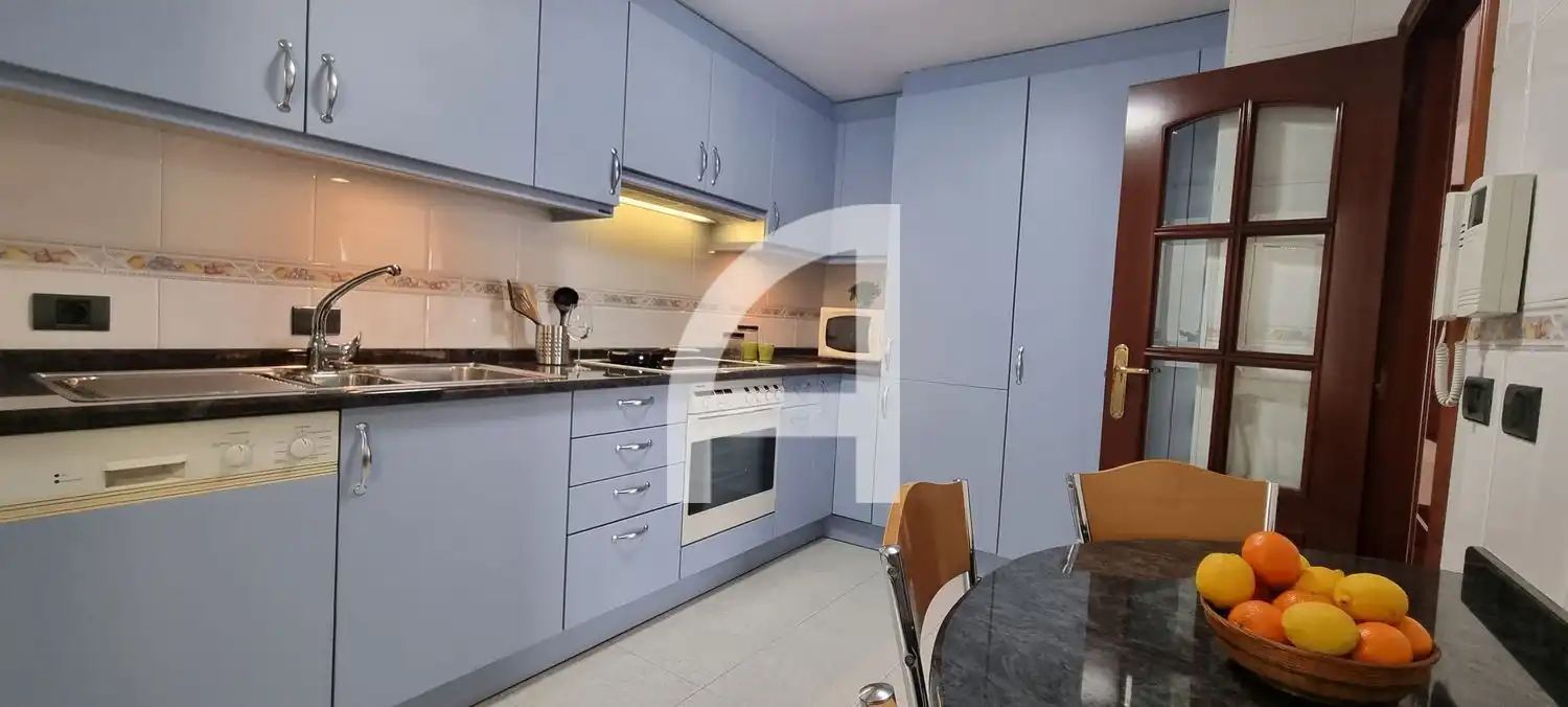 Cocina de Piso de alquiler en Vigo  con Calefacción, Trastero y Amueblado
