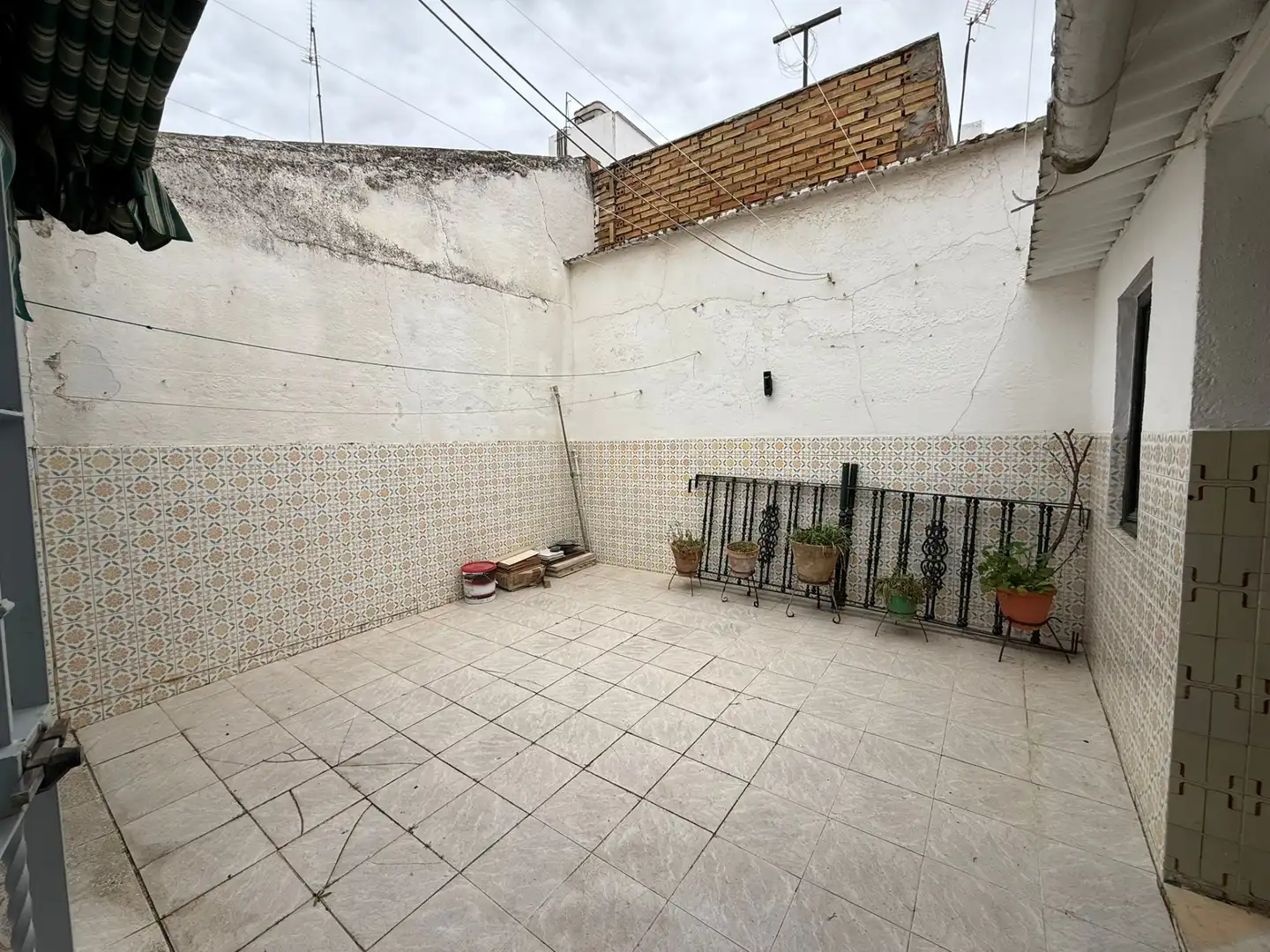 Vista exterior de Casa adosada en venta en Dos Hermanas con Aire acondicionado