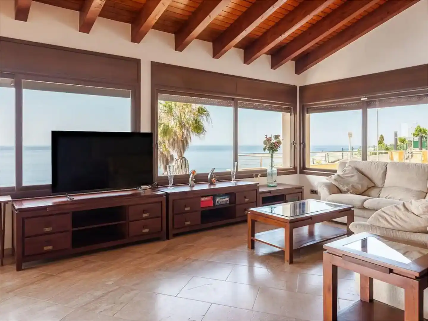 Sala de estar de Finca rústica de alquiler en Lloret de Mar con Aire acondicionado, Jardín privado y Piscina