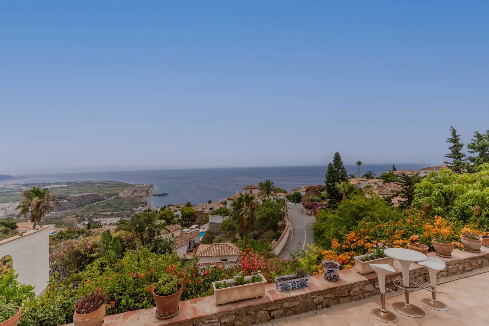 Vista exterior de Casa o xalet en venda en Salobreña amb Aire condicionat, Calefacció i Jardí privat