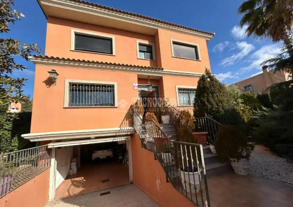 Vista exterior de Casa adosada en venta en Baeza con Aire acondicionado, Calefacción y Piscina